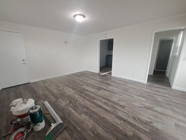 Building Photo - 1307-1309