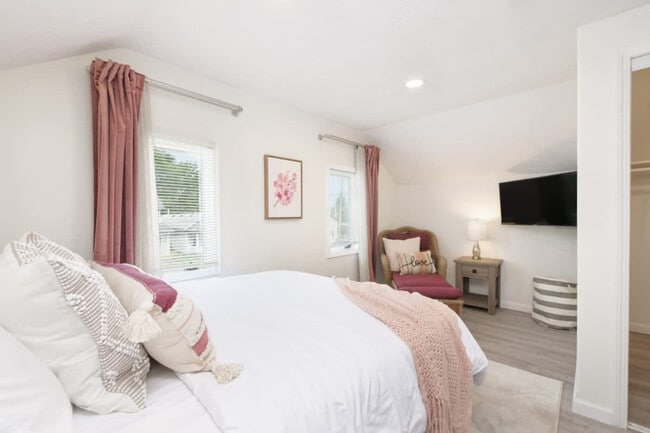 Building Photo - 415 Short St