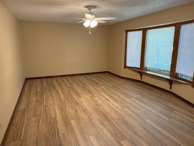 Building Photo - 4 Bedroom 3 Baths Southeast!  $2650