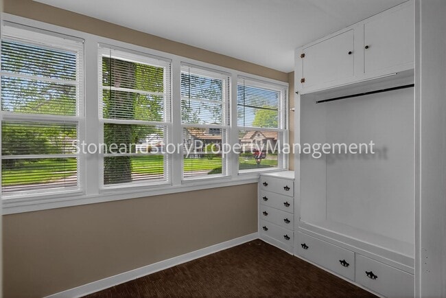 Building Photo - Large 4 bedroom 2 bath in well established Oakland neighborhood