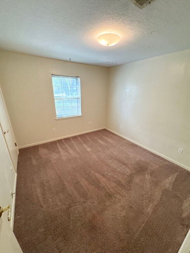 Building Photo - Southern Hills!!