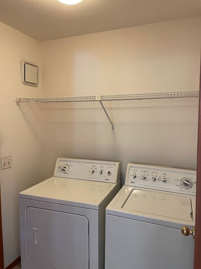 Building Photo - Holiday Free Rent/Newly remodeled Sammamis...