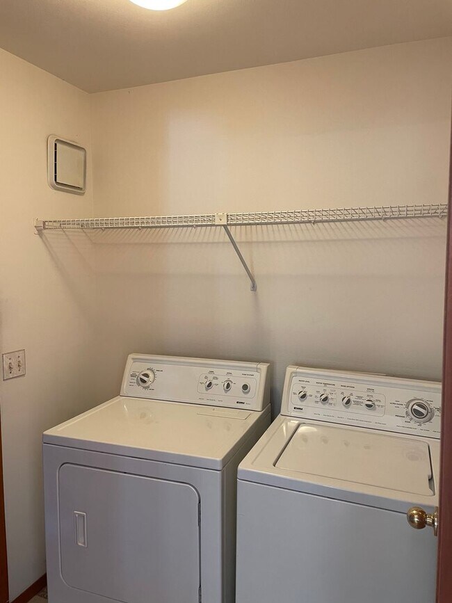 Building Photo - Newly remodeled Sammamish Home