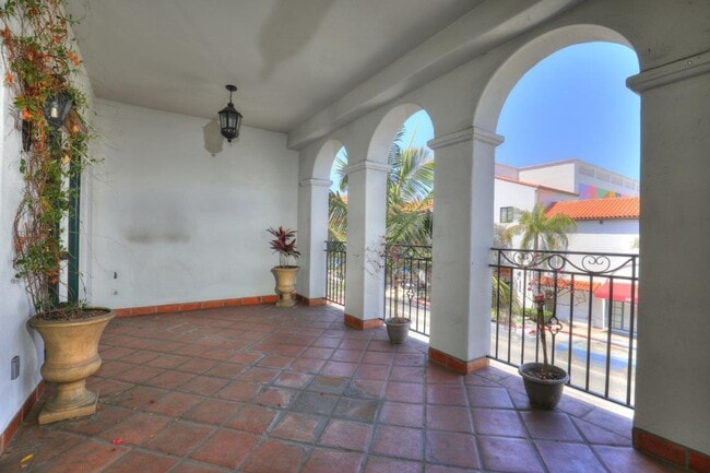 Building Photo - Downtown Luxury One Bedroom with Private Garage