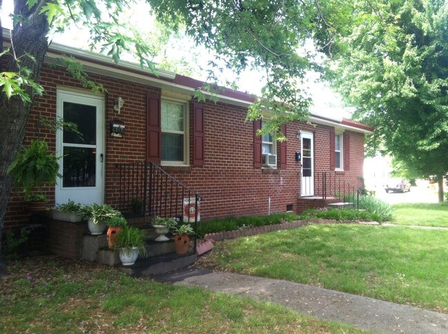 Building Photo - 647-649 Bellwood Rd