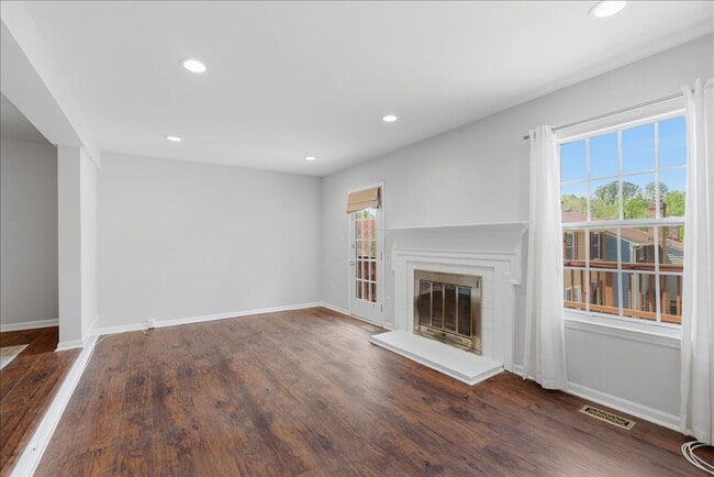 Building Photo - Updated 3BR / 2.5BA Townhome in Summit Chase – Over 1,900 Sq Ft with Deck & Fenced Patio!