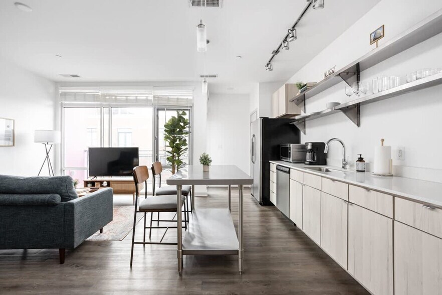 Building Photo - 747 N College Ave