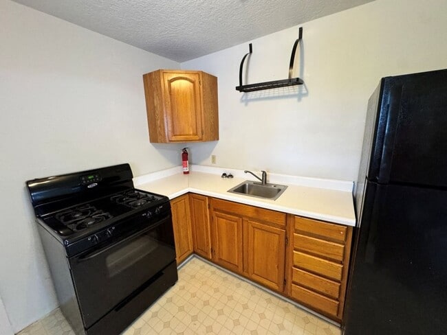 Building Photo - Game day and private campus parking, this cute 1 bed is conveniently located and ready for move in!