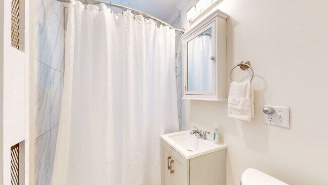 Building Photo - 169 Kent St