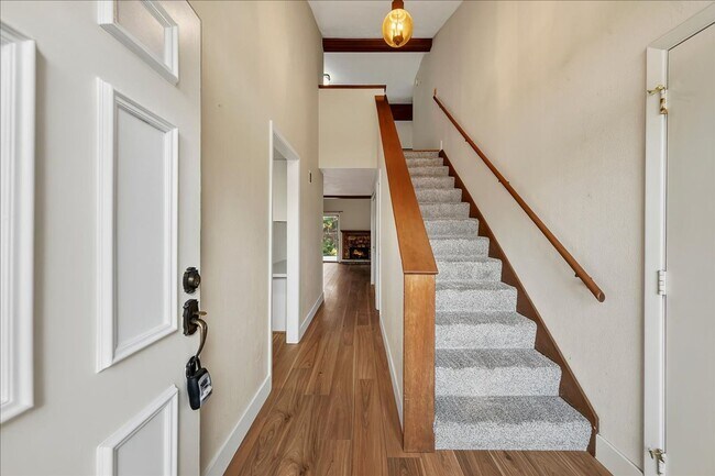 Building Photo - Charming SE Boise Townhome Near the Greenbelt