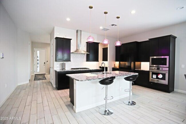 Building Photo - 10549 W Albert Ln