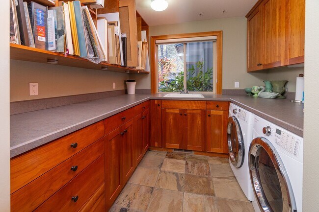 Building Photo - Gated Community in Awbrey Glen