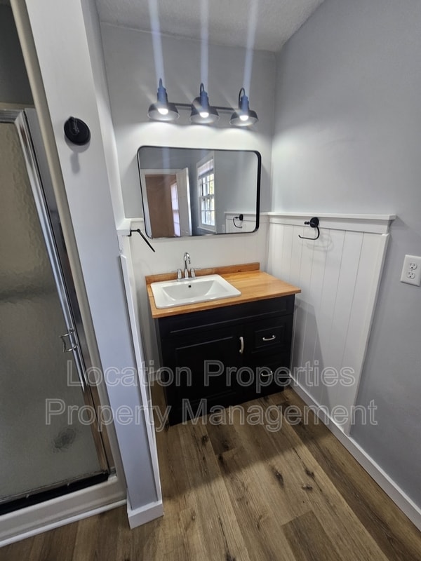 Building Photo - 3212 W 9th St