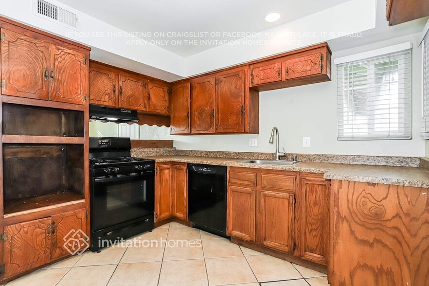 Building Photo - 640 W El Camino Ave