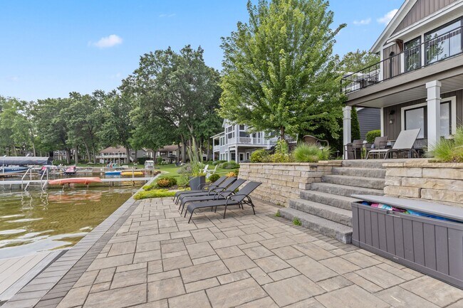 Building Photo - 7002 Silver Lake Dr NE