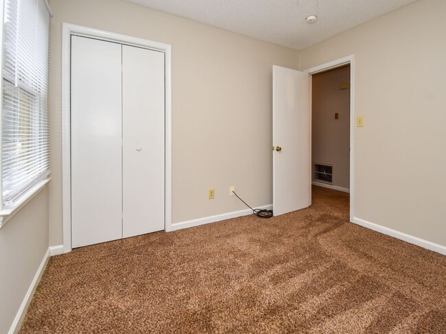 Building Photo - 3 bedrooms, 2 bath one level town-home with vaulted living room opens to the deck. Conveniently l...