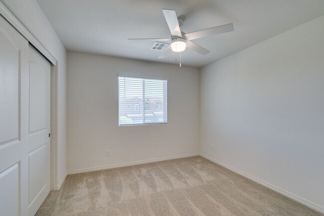 Building Photo - GORGEOUS TOWNHOME*UPGRADED*ALL APPLIANCES*...