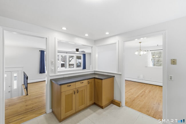 Building Photo - 10 College St