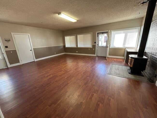 Building Photo - 3 Bedroom 1 Bath Large House with Garage & Many Amenities
