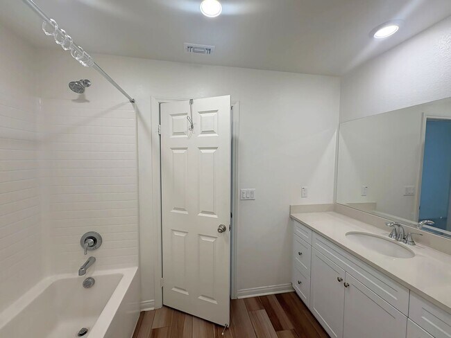 Building Photo - Beautiful Condo