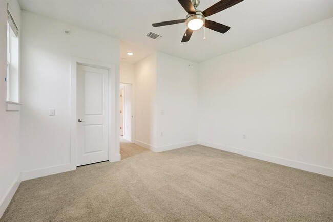 Building Photo - 2501 Simond Ave