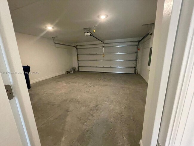 Building Photo - 1543 Jessica Blvd