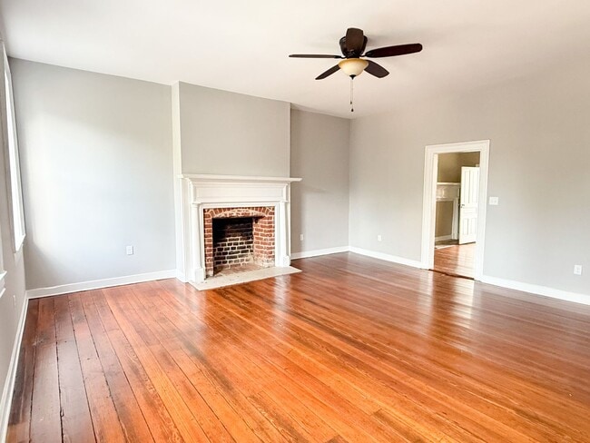 Building Photo - Downtown & Available Now!
