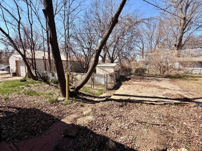 Building Photo - 210 N Ash Ave