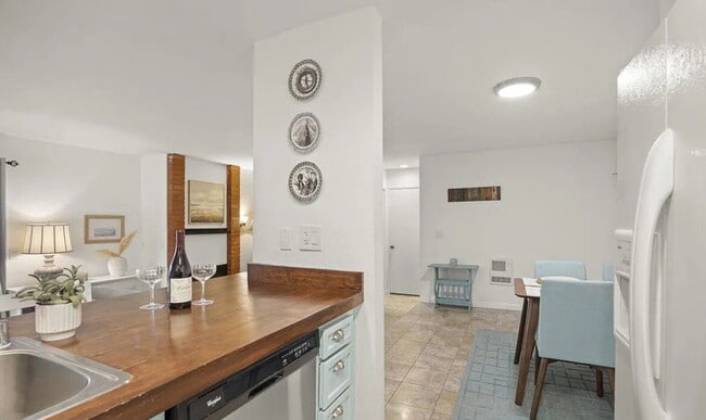 Building Photo - charming one-bedroom, one-bath retreat nestled in a serene beachside community