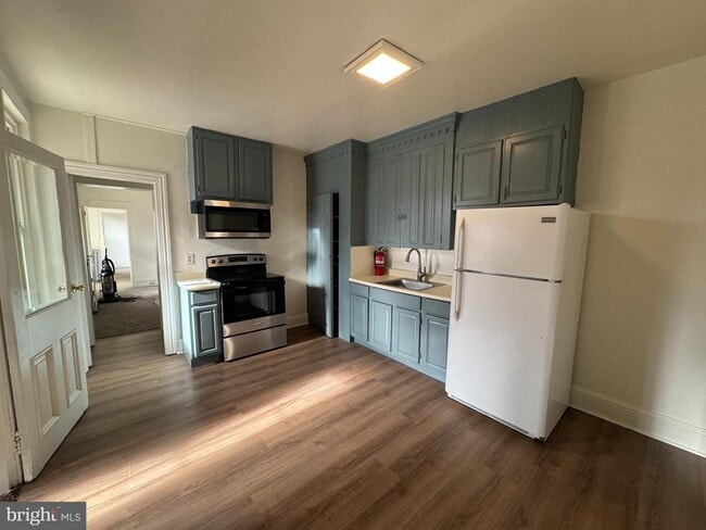 Building Photo - 261 N York St