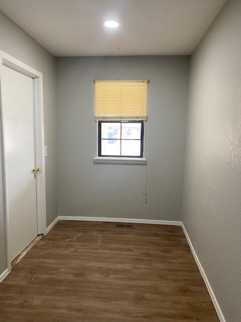 Building Photo - 10047 S Fairview Dr