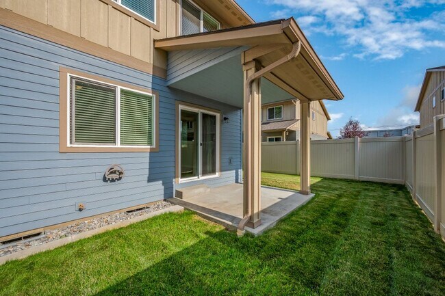 Building Photo - Townhome 3 bed 2.5 bath