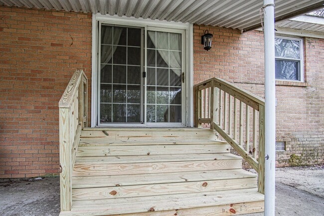 Building Photo - Williamsburg VA 3BR Rental – Updated Home with Granite Kitchen, Bonus Room & Fenced Backyard