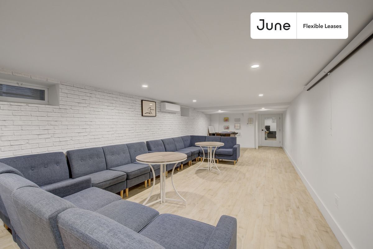 Building Photo - Delightful ROOM at The Woodbine House