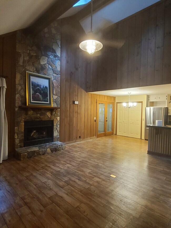 Building Photo - 120 Rocky Stream Ct