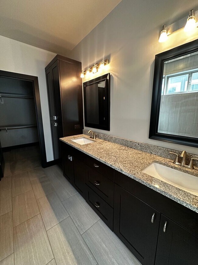 Building Photo - Gorgeous modern 5 bedroom - Minutes from MSU!