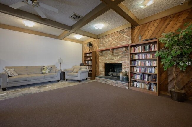 Building Photo - 2611 Pine Lake Terrace