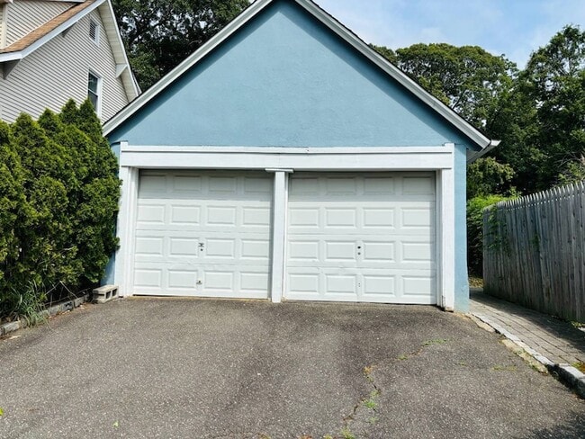 Building Photo - 131 Berry Hill Rd