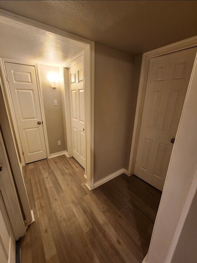 Building Photo - Take a look inside! 4 bed 2 bath with 3 car garage