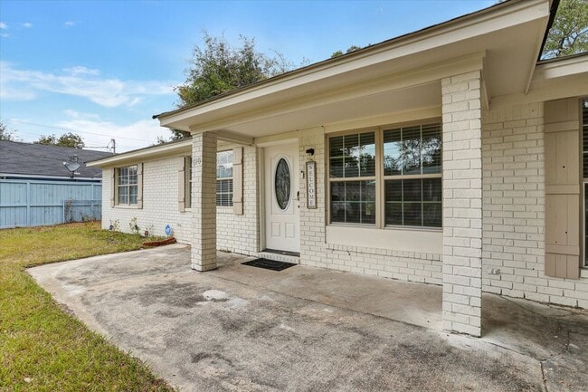 Building Photo - Furnished 4 Bedroom, 2 Bath Brick Home in Savannah