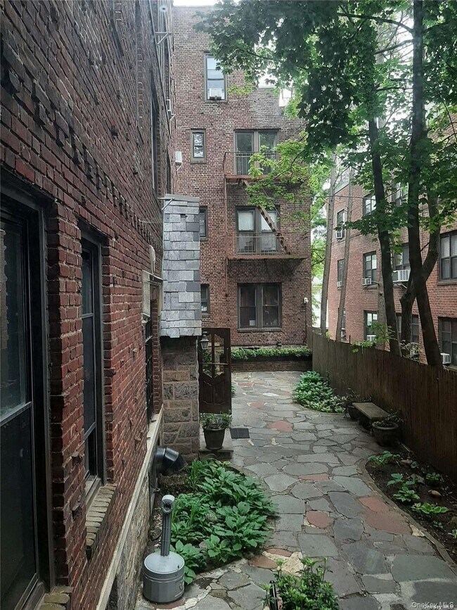 Building Photo - 1 Hillside Ave