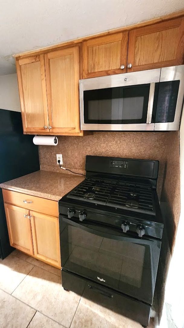 Building Photo - 2 Bed 1 Bath in the University Add Near Pa...