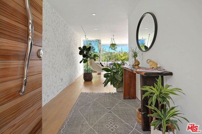 Building Photo - 2615 La Cuesta Dr
