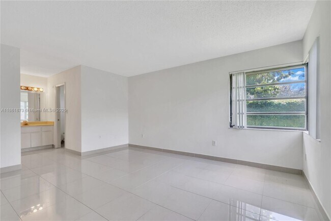 Building Photo - 4585 SW 87th Ave