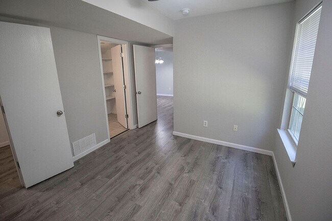 Building Photo - 1405 Greensboro Dr