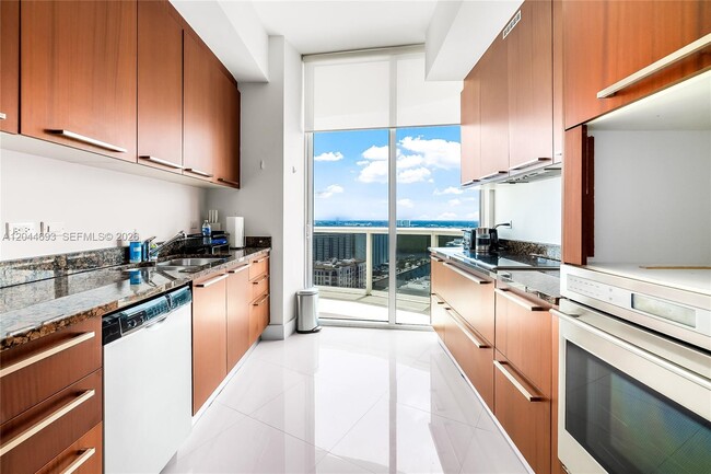 Building Photo - 16001 Collins Ave