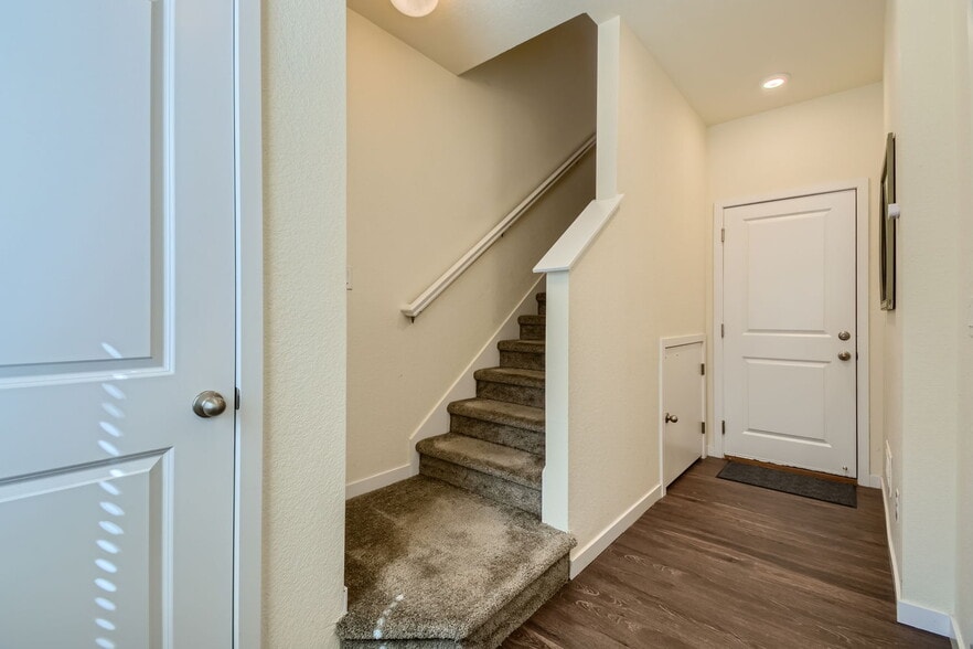 1st Floor Landing - 532 W Amherst Ave