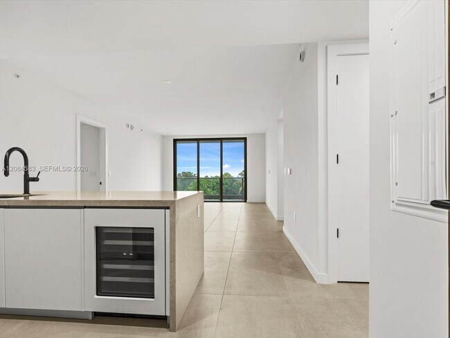 Building Photo - 2200 Brickell Ave