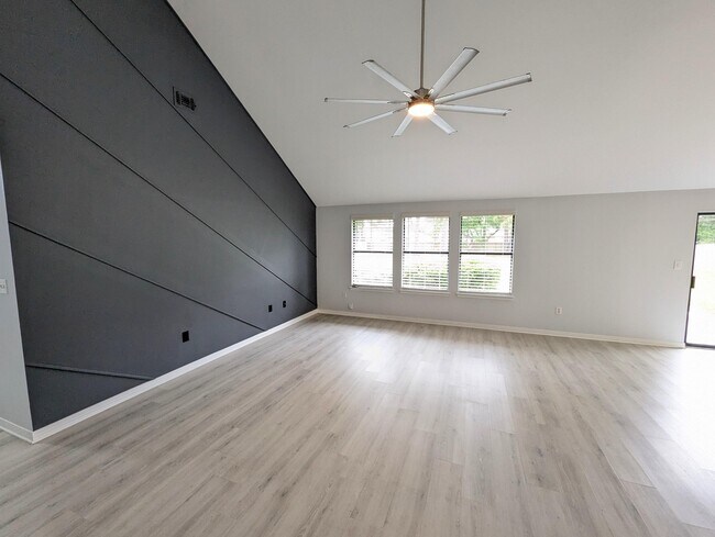 Building Photo - 1837 Sunrise Dr