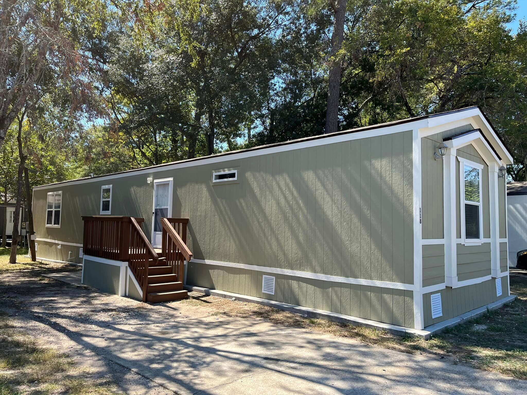 Building Photo - 118 E Semands St